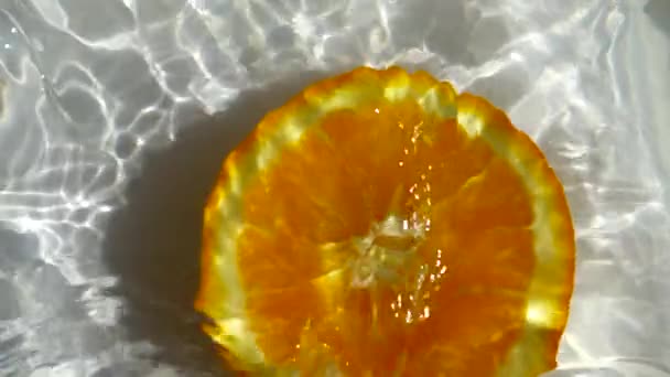 Oranges Tombant Dans Eau Mouvement Lent — Video