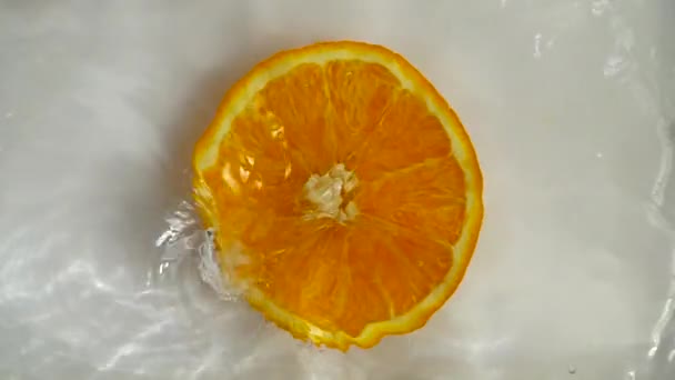 Pomeranče Padající Vody Zpomalený Pohyb — Stock video