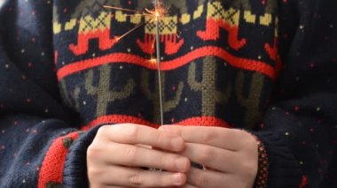 Kız elinde bir Bengal lambası tutuyor. Yeni yıl ve Noel.