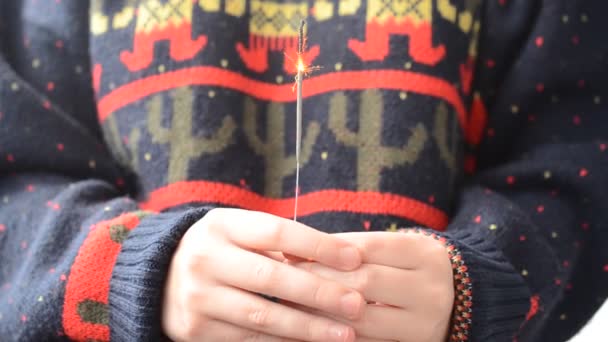 Het Meisje Houdt Een Bengaals Licht Hand Nieuwjaar Kerstmis — Stockvideo