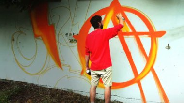 Sanatçı çitlere grafiti çiziyor. Soyut çizim.
