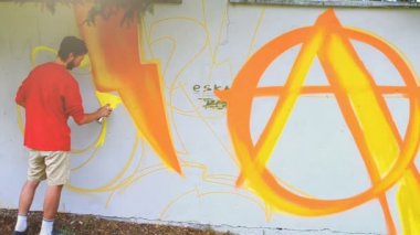 Sanatçı çitlere grafiti çiziyor. Soyut çizim.