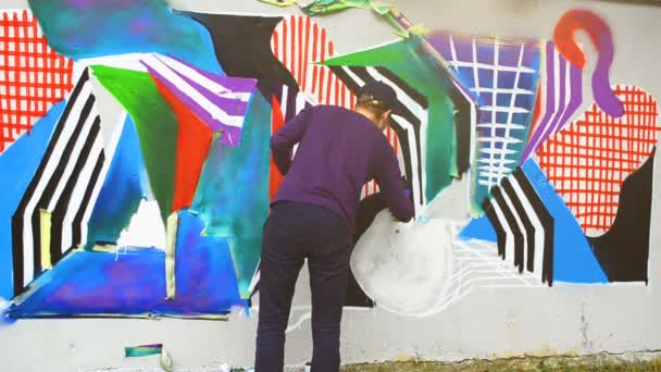 Kunstenaar Tekent Graffiti Een Hek Graffiti Een Hek — Stockvideo