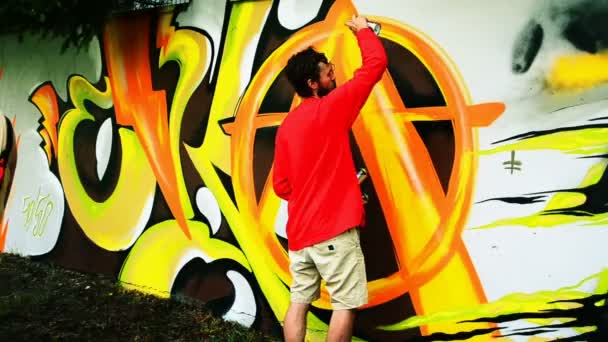 Καλλιτέχνης Ζωγραφίζει Γκράφιτι Ένα Φράχτη Αφηρημένο Σχέδιο — Αρχείο Βίντεο