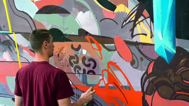 Der Künstler Zeichnet Graffiti Auf Einen Zaun Graffiti Zaun — Stockvideo