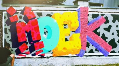 Sanatçı çitlere grafiti çiziyor. Soyut çizim.