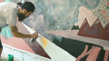 Sanatçı çitlere grafiti çiziyor. Soyut çizim.