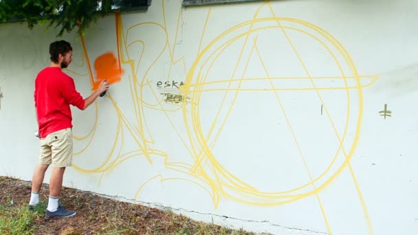 作家は柵の上に落書きをする 抽象画 — ストック動画