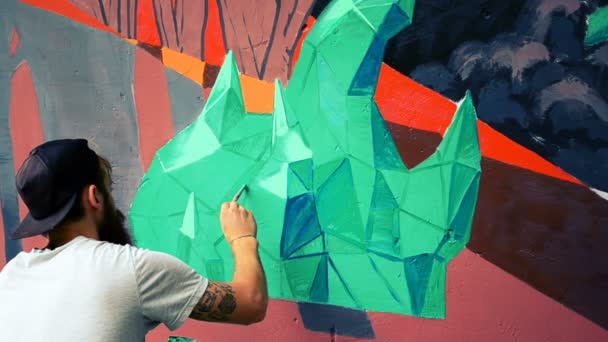 Artista Desenha Graffiti Uma Cerca Desenho Abstrato — Vídeo de Stock