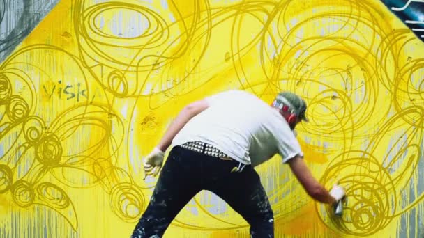 Καλλιτέχνης Ζωγραφίζει Γκράφιτι Ένα Φράχτη Αφηρημένο Σχέδιο — Αρχείο Βίντεο