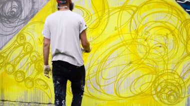 Sanatçılar çitlere grafiti çiziyor. Soyut çizim.