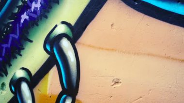 Çitin üzerindeki graffiti. Soyut çizim.