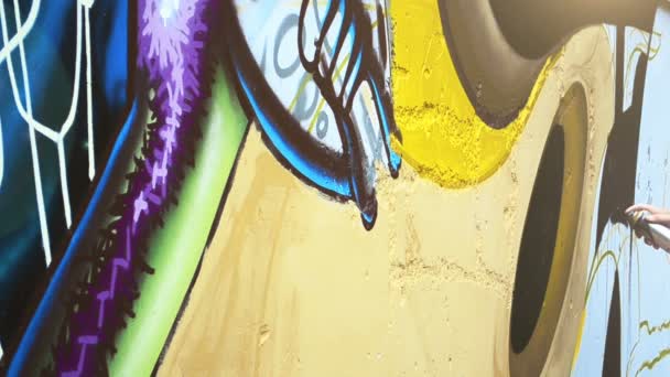 Artiste Dessine Des Graffitis Sur Une Clôture Dessin Résumé — Video