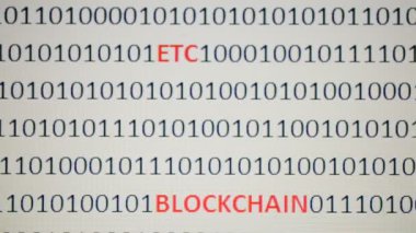 Dijital arka planda kripto para birimi. Bir program kodu ve kripto para birimlerinin arkaplanı.