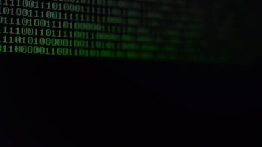 Monitörde ikili kod var. İkili kod çekimleri, arkaplan.