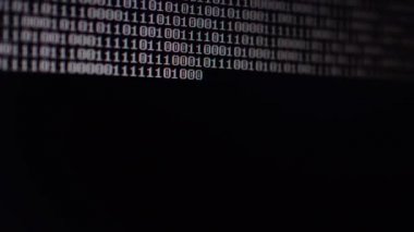 Monitörde ikili kod var. İkili kod çekimleri, arkaplan.