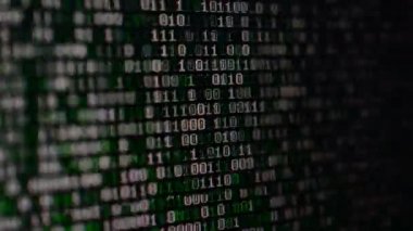 Monitörde ikili kod var. İkili kod çekimleri, arkaplan.