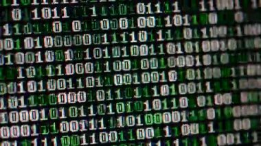 Monitörde ikili kod var. İkili kod çekimleri, arkaplan.