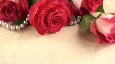 İncilerden güller ve boncuklar.