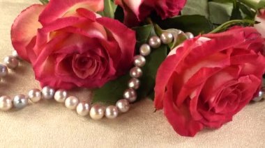 İncilerden güller ve boncuklar.