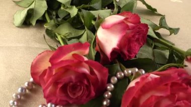 İncilerden güller ve boncuklar.