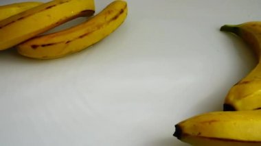 Düşen bir muz. Yavaş çekim.