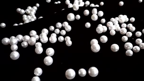 白色的珍珠掉了慢动作 — 图库视频影像