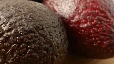 Tahta üzerinde avokado. Avokado atışı.