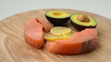 Mutfak tahtasında tuzlu somon, avokado ve limon. Lezzetli hayat, birleşik ürünler..