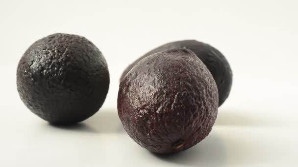 Avocado Een Witte Achtergrond Schieten Van Avocado — Stockvideo