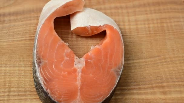 Pasokan Salmon Pasak Salmon Asin Papan Dapur Kayu — Stok Video