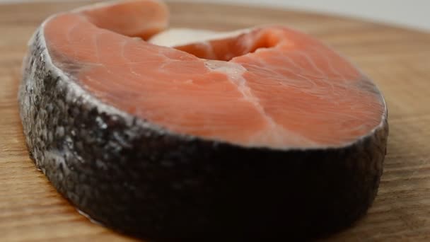 Una Estaca Salmón Estaca Salmón Salado Tablero Cocina Madera — Vídeos de Stock