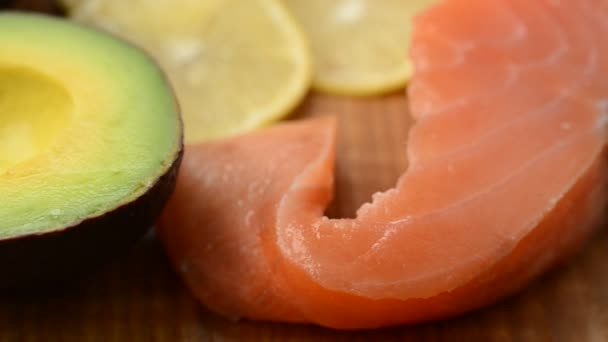 Zalm Avocado Citroen Een Keukenbord Smakelijk Stilleven Gecombineerde Producten — Stockvideo