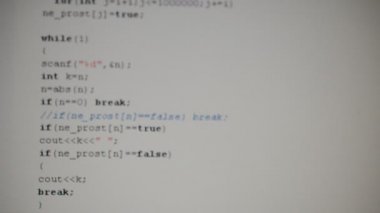 Ekrandaki kaynak kodu. Bilgisayar programının metni çekiliyor.