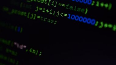 Ekrandaki kaynak kodu. Bilgisayar programının metni çekiliyor.