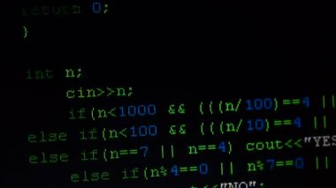 Ekrandaki kaynak kodu. Bilgisayar programının metni çekiliyor.