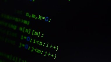 Ekrandaki kaynak kodu. Bilgisayar programının metni çekiliyor.