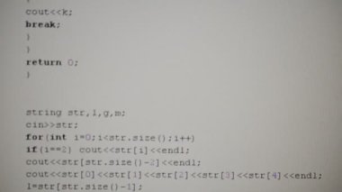 Ekrandaki kaynak kodu. Bilgisayar programının metni çekiliyor.