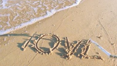 Kuma kazınmış aşk. Yazı bir sopayla yazılmış..