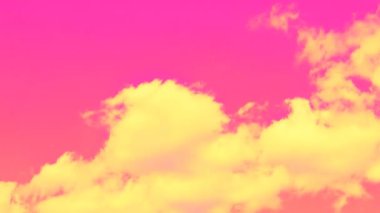 bulutlar gökyüzünde. zaman atlamalı.