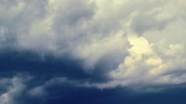 bulutlar gökyüzünde. zaman atlamalı.