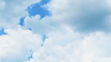 bulutlar gökyüzünde. zaman atlamalı.