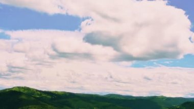 bulutlar gökyüzünde. zaman atlamalı.