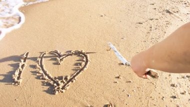 Yazıt. Seni kumsalda seviyorum. Sahilde çekim yapmak..