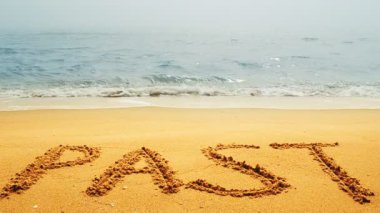 Islak bir deniz kıyısındaki geçmişteki yazı. Sahilde çekim yapmak..