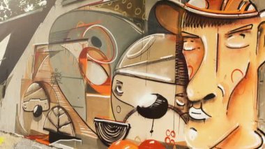 Sanatçı çitlere grafiti çiziyor. Çitin üzerindeki graffiti.