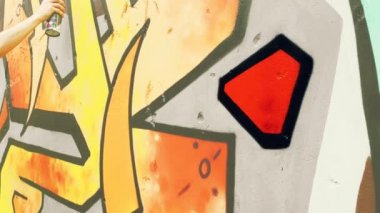 Sanatçı çitlere grafiti çiziyor. Çitin üzerindeki graffiti.