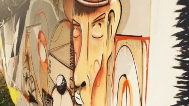 Sanatçı çitlere grafiti çiziyor. Çitin üzerindeki graffiti.