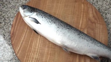 Kesme tahtasındaki somonu avla.