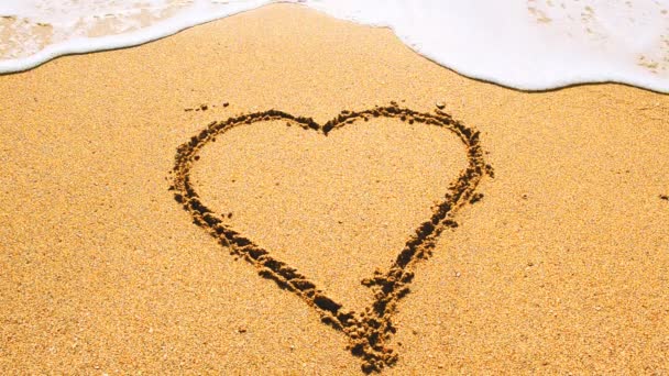 Die Zeichnung Des Herzens Auf Sand Schießen Strand — Stockvideo